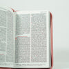 Biblia RVR Vive La Palabra Letra Grande con Cierre y Herramientas Digitales Color Rosado con Fucsia